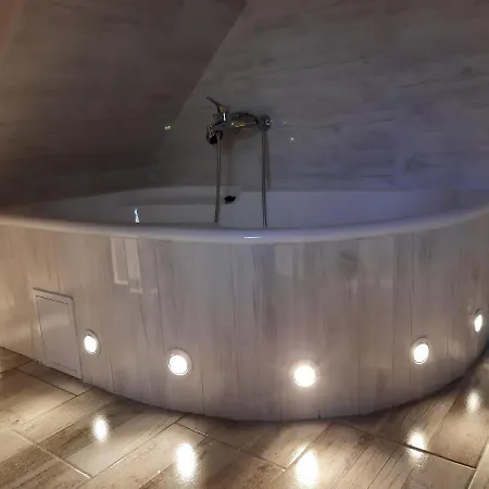 Apartament Flora Vendeghaz A Balatonnal Lovas