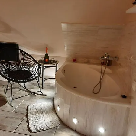 Apartament Flora Vendeghaz A Balatonnal *