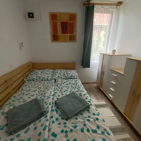 Apartament Flora Vendeghaz A Balatonnal Lovas