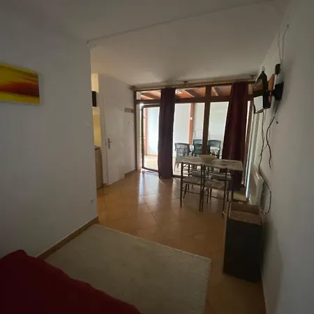 Apartament Flora Vendeghaz A Balatonnal Lovas