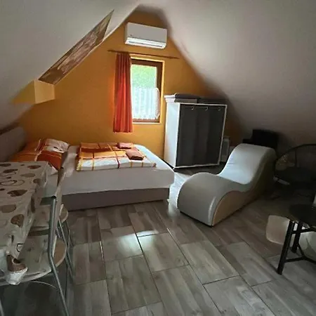 Flora Vendeghaz A Balatonnal Daire