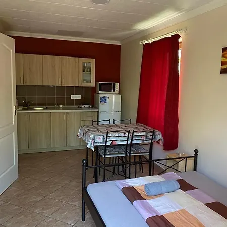 Apartament Flora Apartmanhaz A Balatonnal Lovas
