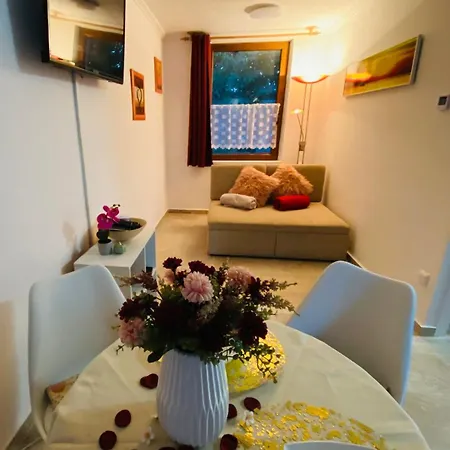 Flora Apartmanhaz A Balatonnal Appartement Lovas
