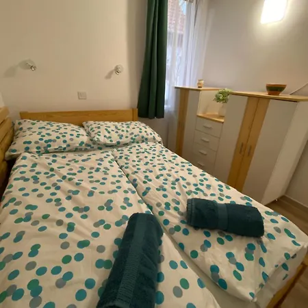 Appartement Flora Apartmanhaz A Balatonnal Lovas